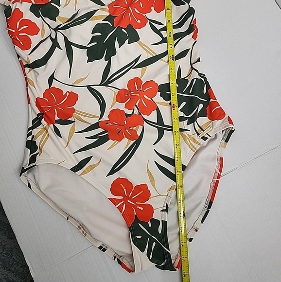 Vince Camuto Swimsuit Off-Shoulder Ruffle Tropical Hibiscus Print One-Piece - Picture 9 of 9